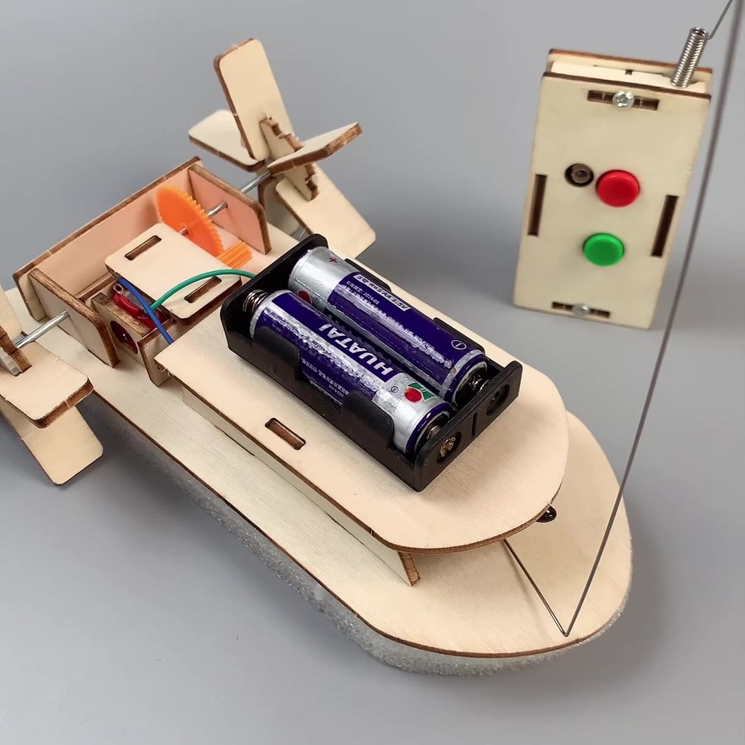 Kid-friendly DIY paddle steamer construction kit.